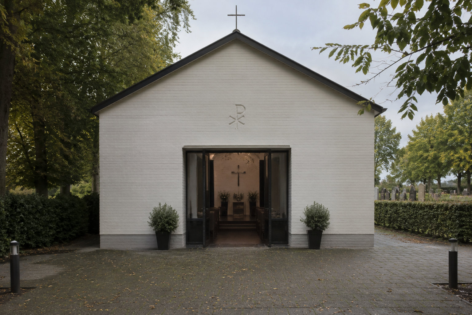 Moderne Friedhofskapelle mit Glastüren, Altar und gedämpftem Licht für würdevolle Abschiedsfeier